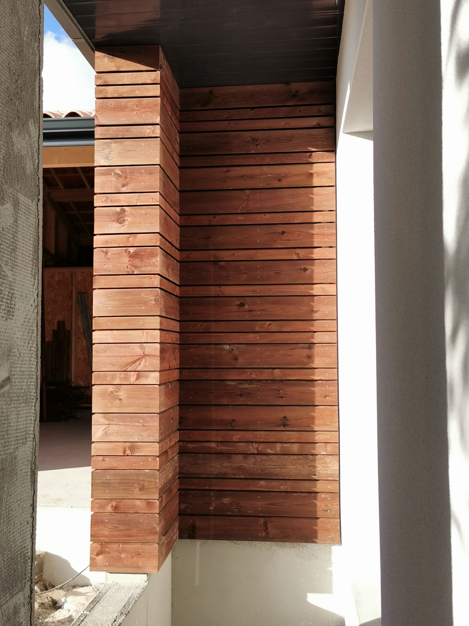 Garage en ossature bois avec un bardage  ajouré en épicéa traité cl3,  lames  biseauté,27mm, profile "vénitien" de chez PROTAC OUEST avec 2 largeurs différentes (68 mm,145mm)